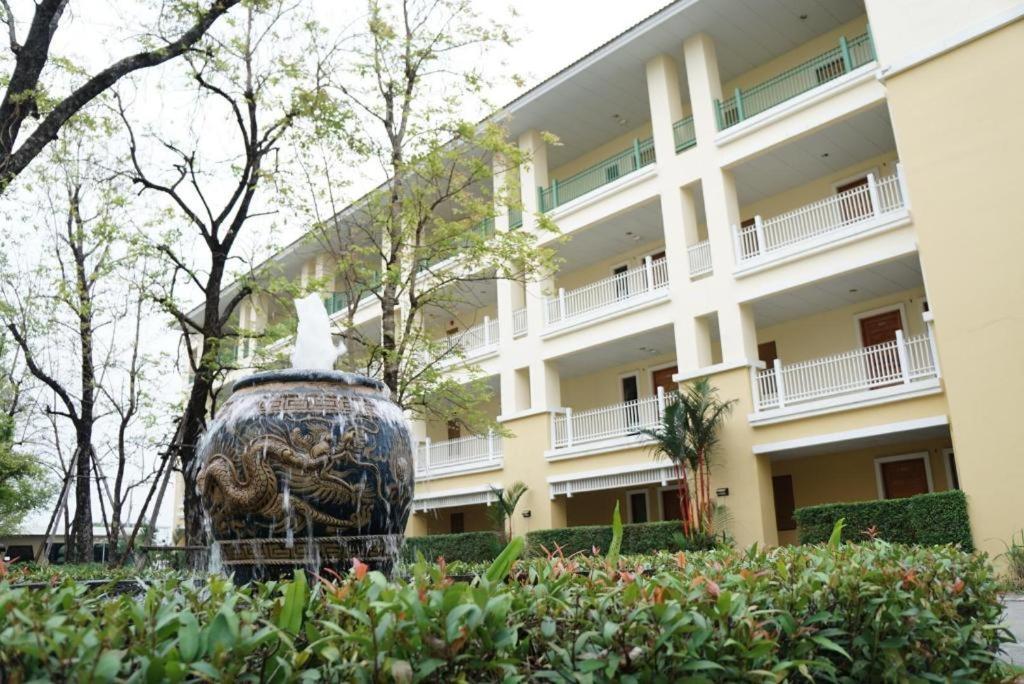 The One Residence Hotel Bangkok Bagian luar foto
