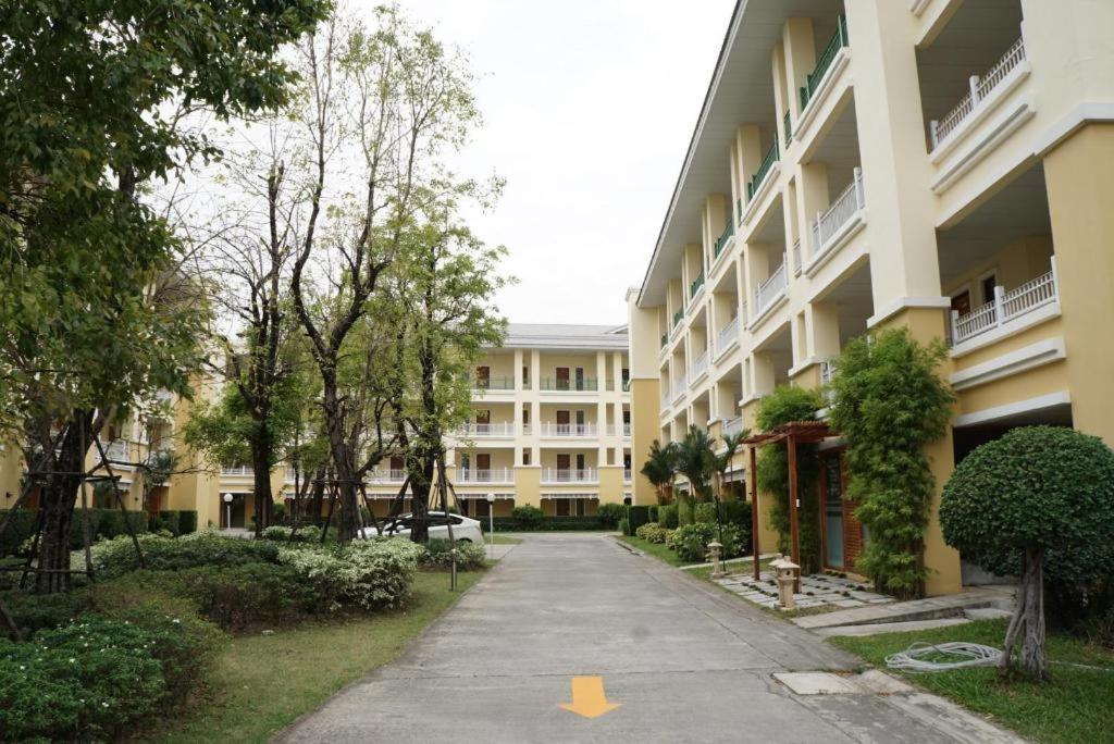 The One Residence Hotel Bangkok Bagian luar foto