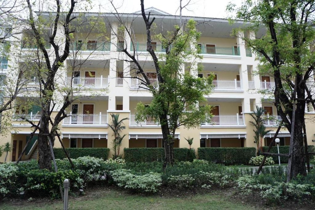 The One Residence Hotel Bangkok Bagian luar foto