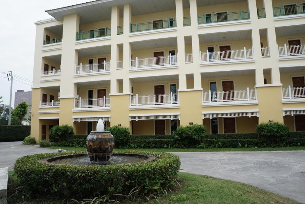 The One Residence Hotel Bangkok Bagian luar foto